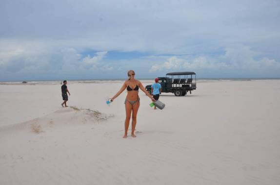 Recolhendo lixo na trilha da Lagoa Verde, perto de Atins, nos Lençóis Maranhenses - MA